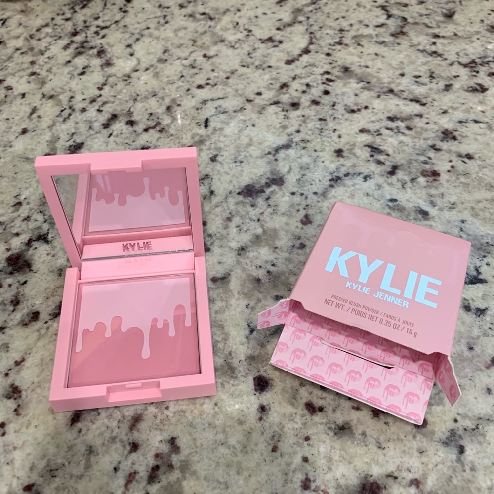 Kylie pressed blush powder